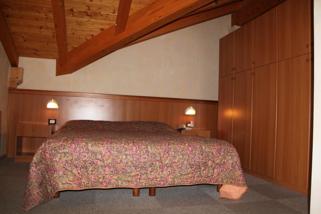 Hotel Garni Goccia D'Oro Cavalese Habitación foto